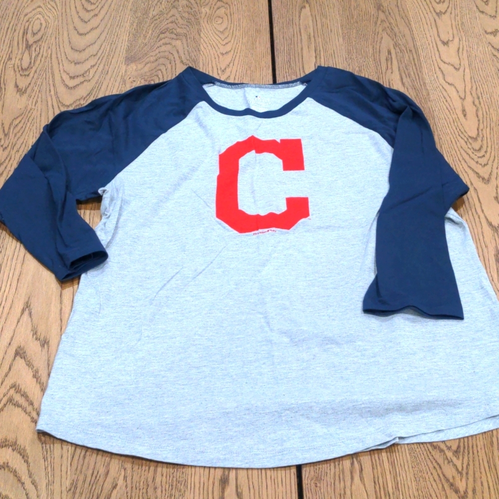 Women's cubs 3/4 tee. New never worn